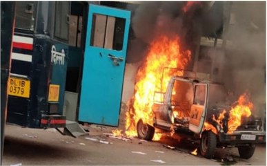 दिल्ली: तीस हजारी कोर्ट का बिगड़ा माहौल, मारपीट के बाद कई गाड़ियां फूंकी गईं; देखें Video