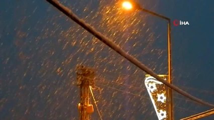 Baharı bekleyen Posof'a kar yağdı