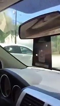 Comment peut-il conduire sur l'autoroute avec le capot relevé ???