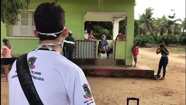 Músicos fazem show na porta da casa de idosa que completa 102 anos