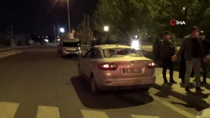 Yorgun mermi, trafik ışığında bekleyen otomobile isabet etti