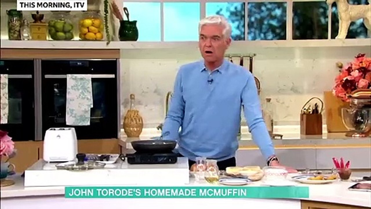 Ce chef cuisine ignore complètement que son torchon a pris feu pendant une émission en direct
