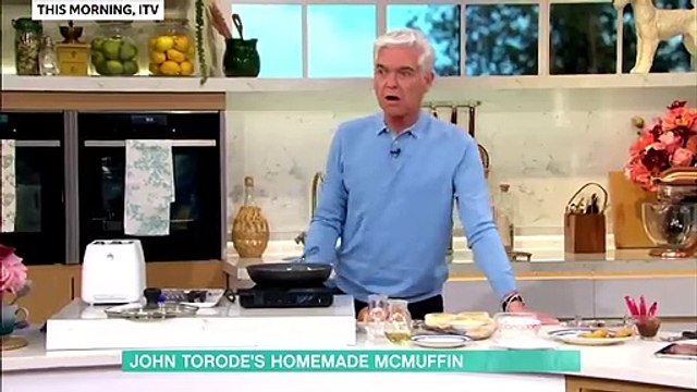 Ce chef cuisine ignore complètement que son torchon a pris feu pendant une émission en direct