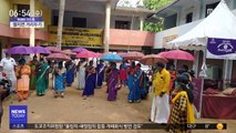 [이슈톡] 인도 마을, 우산으로 거리두기 실험
