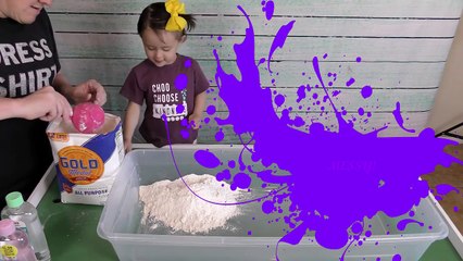 Kimiko plays with cloud dough and Peppa Pig!