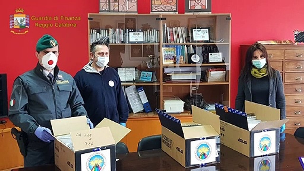La Guardia di Finanza di Reggio Calabria  consegna tablet agli studenti durante l'emergenza  covid-19