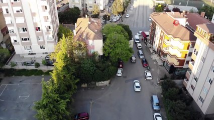 Maltepe’de  seyyar meddah ve musiki gösterisini izlemek için balkonlara ve pencerelere koştular