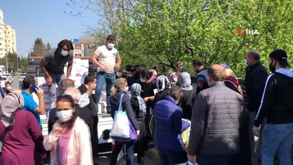 Yardım kolisi dağıtımında sosyal mesafe unutuldu
