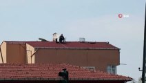 Hava almak için çatıya çıktı, karşısında polis dronesini görünce şaşkına döndü