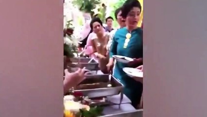Ăn mặc sang chảnh dự đám cưới, 2 bà cô 'choảng nhau' vì… miếng thịt bò