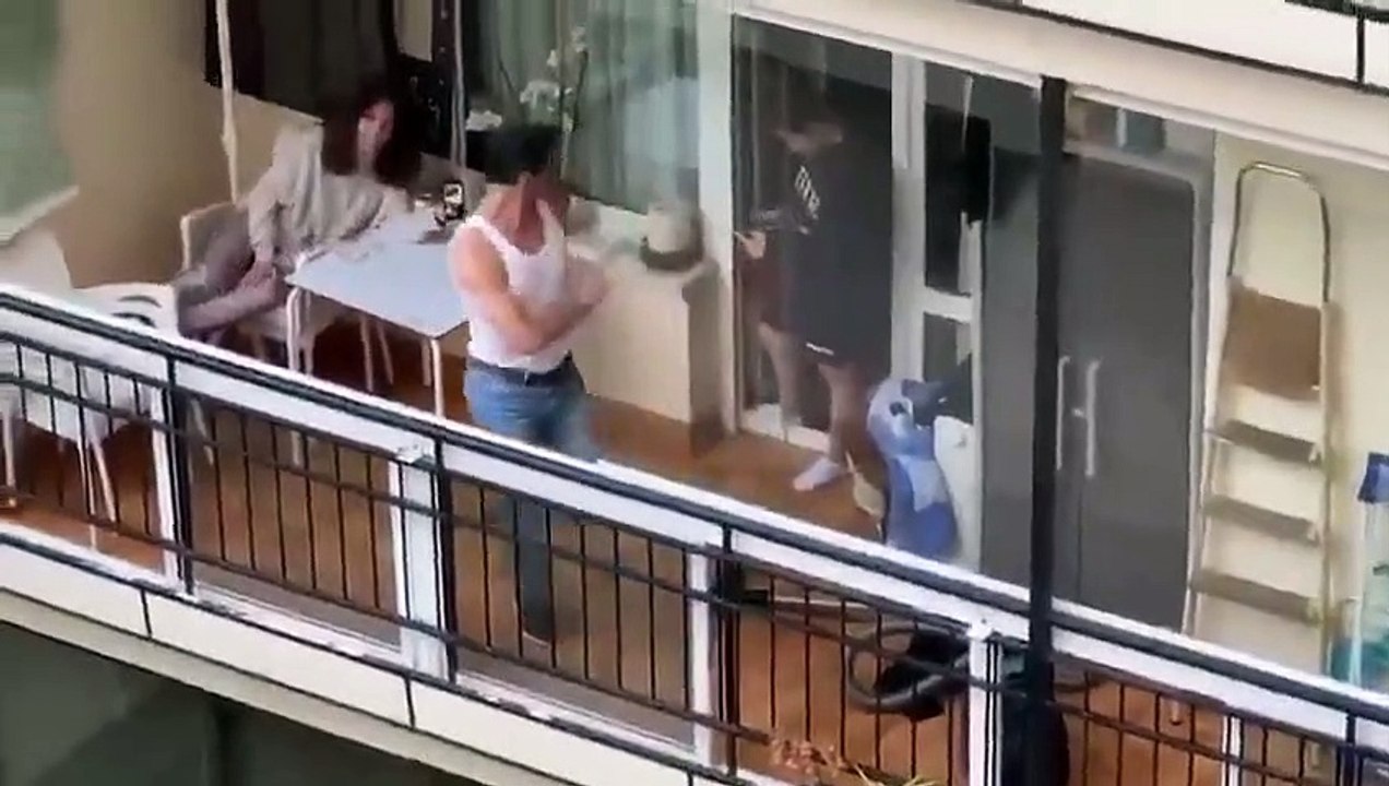 Il imite Freddie Mercury depuis son balcon et ses voisins adorent