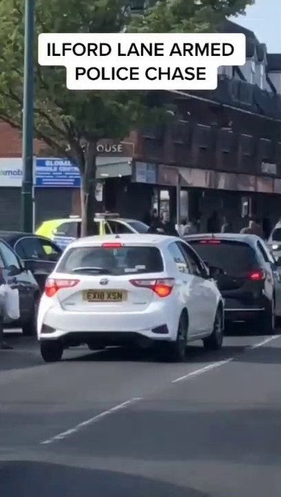 incident was happened at ilford lane essex east london UK armed police chase three man were arrested  l'incident s'est produit à ilford lane essex est londres UK police britannique poursuite trois hommes arrêtés