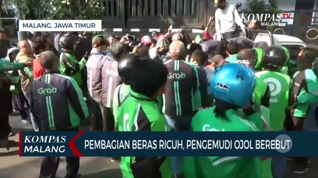 Aksi Saling Dorong Pengemudi Ojol Berebut Beras di Malang