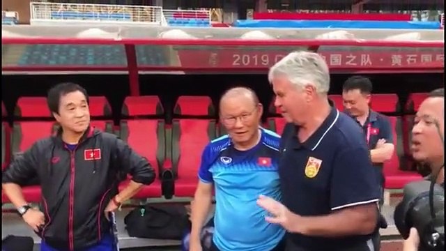 HLV Park Hang-seo xúc động đến rơi lệ khi gặp lại HLV Guus Hiddink