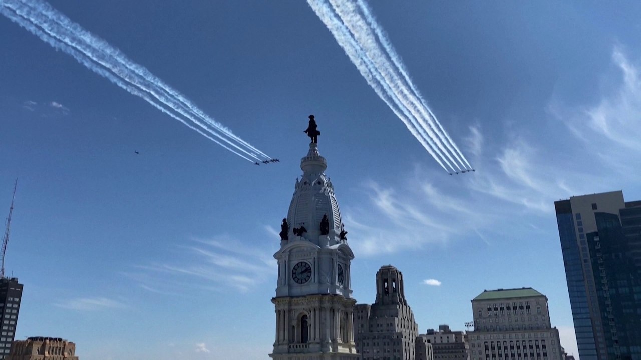 Deux escadrons de l'armée américaine survolent New York pour rendre hommage aux soignants
