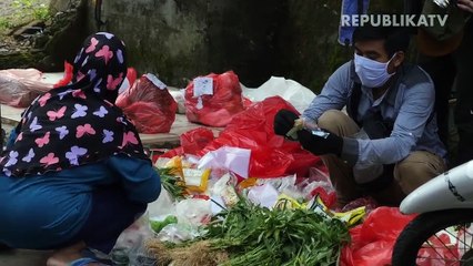Warga Depok terapkan physical distancing saat berbelanja sayuran.