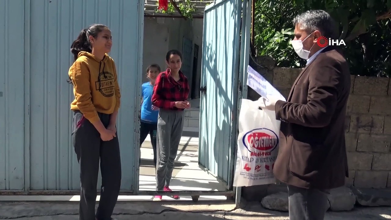 Kapı kapı dolaşıp öğrencilerine kitap ve test dağıttı