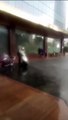 Bảo vệ khách sạn đuổi người trú mưa khiến dân tình bức xúc