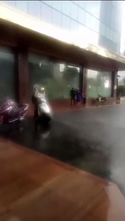 Bảo vệ khách sạn đuổi người trú mưa khiến dân tình bức xúc