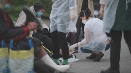 Estudiantes de medicina de Praga atienden a los sin techo durante pandemia