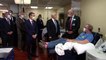 En visite dans un hôpital, Mike Pence, le vice-président des Etats-Unis, refuse de porter un masque