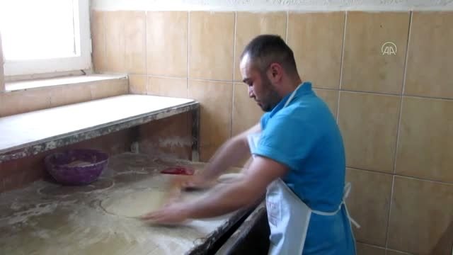 Sahur sofralarının vazgeçilmez yöresel lezzeti: haşhaşlı tahinli pide