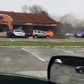 Ce policier perspicace déplace une voiture en flammes de devant un restaurant
