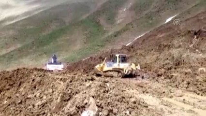 Hakkari'de heyelan nedeniyle kapanan yol 3 günde açıldı