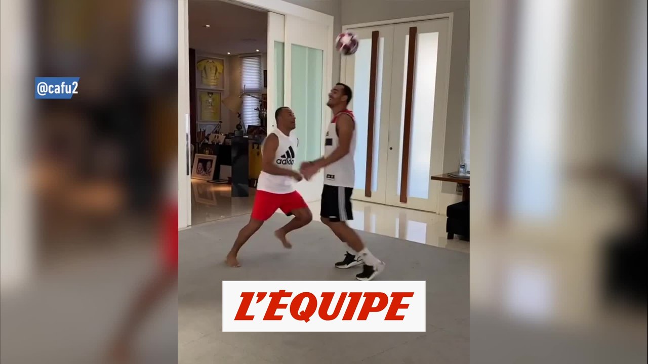Cafu refait le coup du sombrero - Foot - WTF
