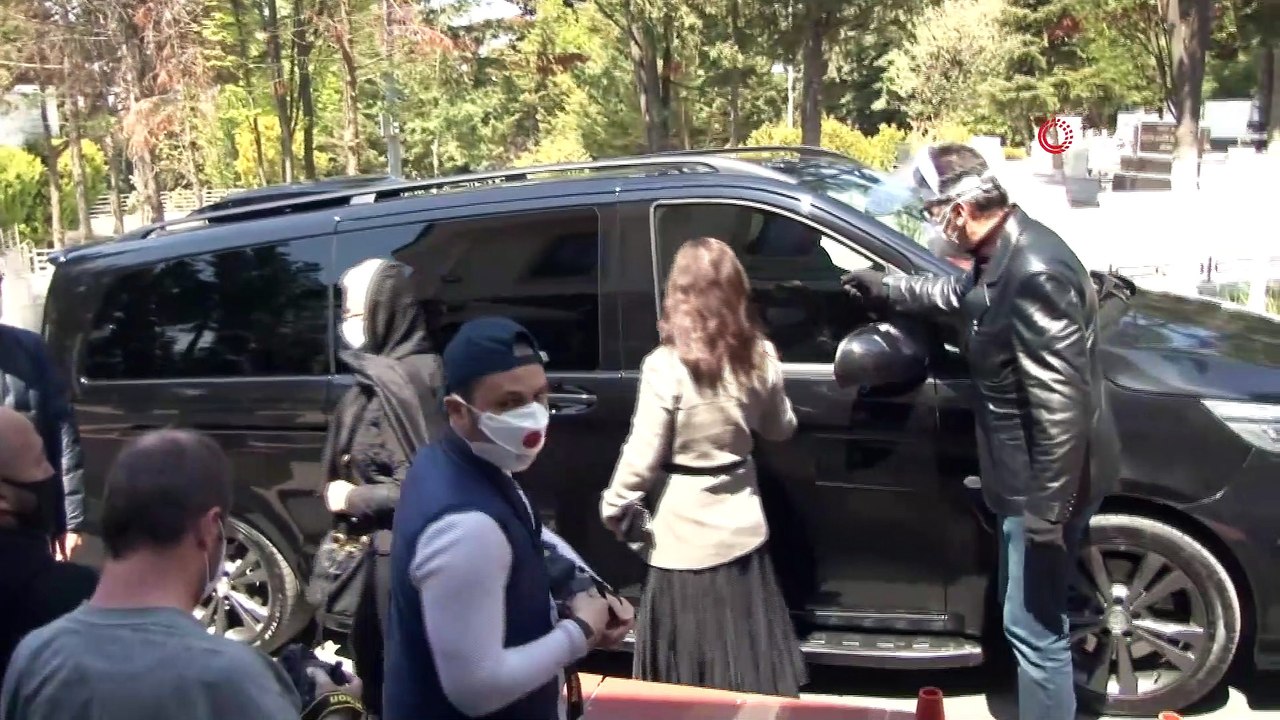 Bülent Ersoy’un annesine “sosyal mesafeli” son uğurlama