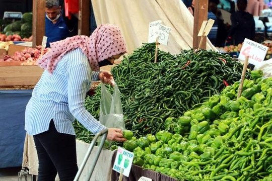 Pazarda sebzeyi eliyle seçti, 'havalar ısınınca koronavirüs öldü gibi geliyor' dedi
