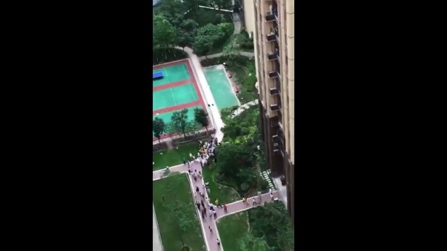 Thót tim với cảnh hàng xóm dùng chăn cũ đỡ bé 3 tuổi ngã từ tầng 6