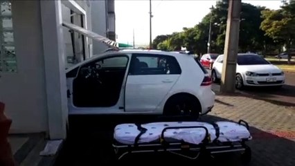 Homem é prensado por carro contra portão no Bairro Universitário