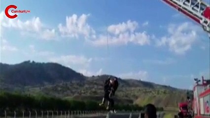 Kanala uçtuğu otomobilinin üzerinde kurtarılmayı bekledi
