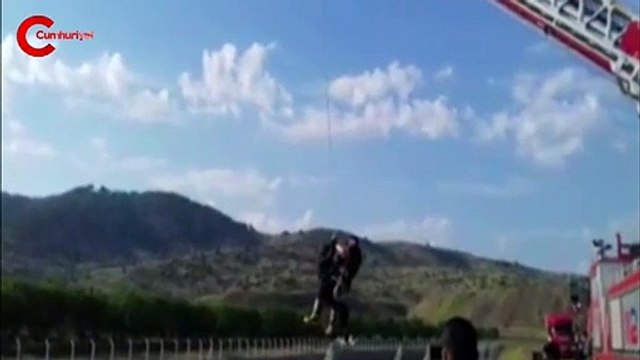 Kanala uçtuğu otomobilinin üzerinde kurtarılmayı bekledi