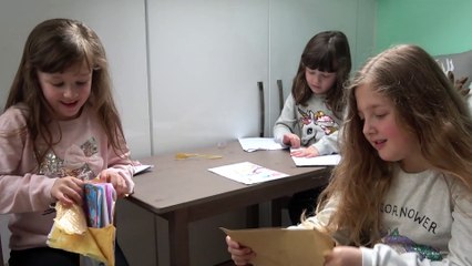 Sophia, Isabella  e Alice no Quarto do Bebê e Lendo Cartas