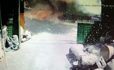 Pendik'te ham madde deposunda gerçekleşen patlama anı kamerada