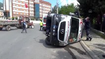 Traktörle çarpışan ambulans devrildi: 5 yaralı