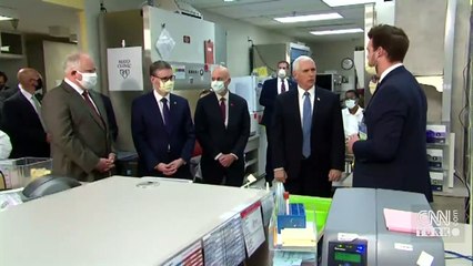 Pence'e maske takmama eleştirisi