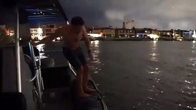 Impressionnant : après avoir sauté dans la mer, une lueur bleue émerge dans l’eau.