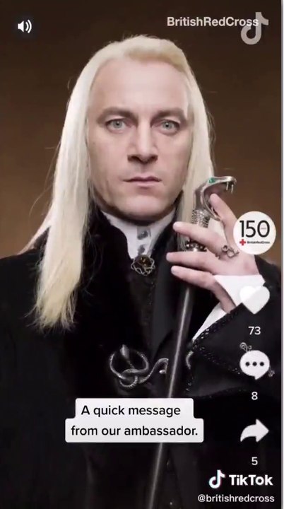 Jason Isaacs se transforme à nouveau en Lucius Malefoy mais c'est pour la bonne cause