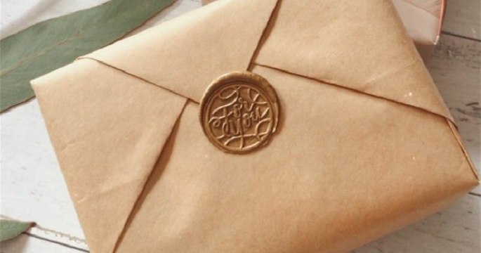 La fermeture d'enveloppes avec de la cire est un processus fascinant