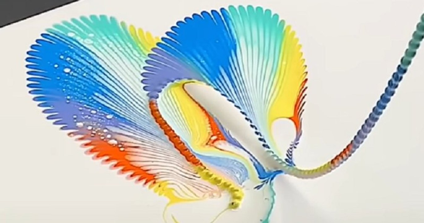 Wigglz' Art utilise des chaînes pour réaliser ses peintures