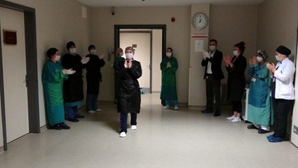 Koronavirüse yakalanan Elif hemşire, 20 günlük tedavisinin ardından alkışlarla taburcu edildi