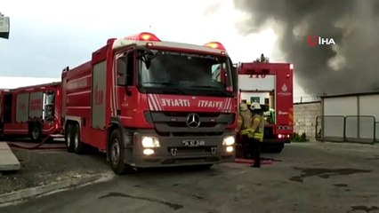 Bağcılar'da bulunan İSTOÇ geri dönüşüm tesisinde yangın çıktı. Yangına çok sayıda itfaiye ekibi müdahale ediyor.