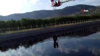 Sulama kanalına düşen otomobilden vinçle kurtarıldı