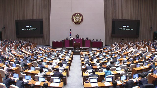 재난지원금 추경안 국회 통과...다음 달 전 국민에 지급 / YTN