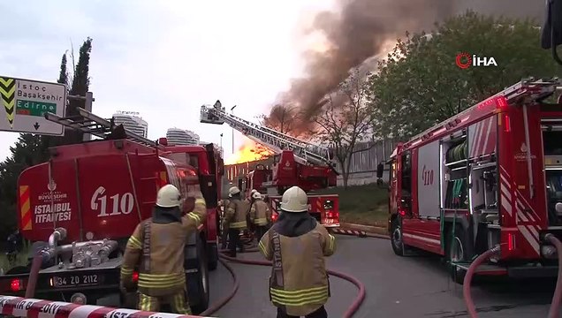 Bağcılar'da bulunan İSTOÇ geri dönüşüm tesisinde yangın çıktı. Yangına çok sayıda itfaiye ekibi müdahale ediyor.