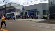 Auxílio emergencial: centenas de pessoas aguardam para saque nas agências da Caixa