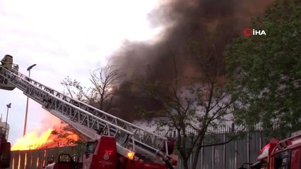 Bağcılar'da bulunan İSTOÇ geri dönüşüm tesisinde yangın çıktı.